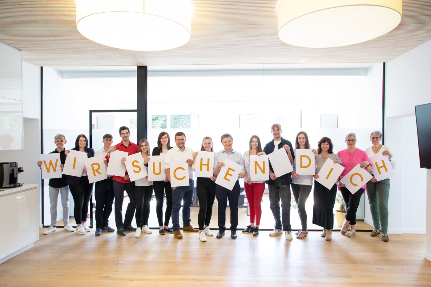Das Team von ETL Lang & Kollegen hält Buchstaben hoch: Wir suchen dich